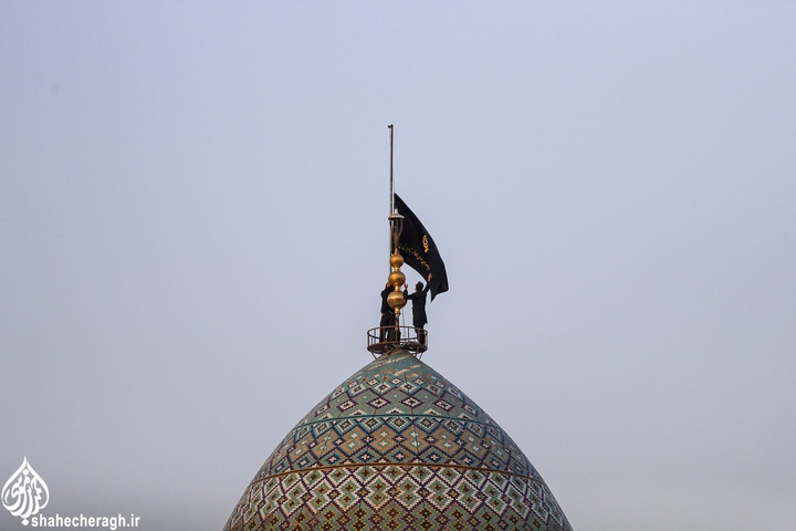 اهتزاز پرچم عزای حسینی بر فراز گنبد حرم مطهر حضرت احمدبن موسی علیهماالسلام