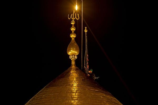 تعویض پرچم‌ گنبد مطهر حضرت عباس علیه السلام توسط تولیت آستان قدس عباسی