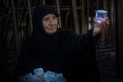 پذیرایی پیرزن ۹۰ ساله عراقی از زائران اباعبدالله الحسین علیه السلام در کربلا