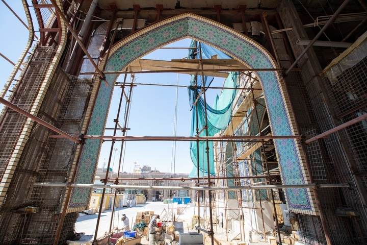 کاشی‌کاری صحن حضرت زینب(س) با همت استادکاران ایرانی