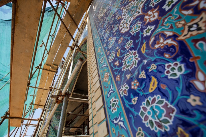 کاشی‌کاری صحن حضرت زینب(س) با همت استادکاران ایرانی