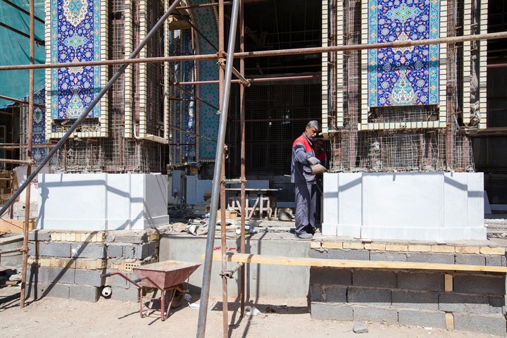 کاشی‌کاری صحن حضرت زینب(س) با همت استادکاران ایرانی