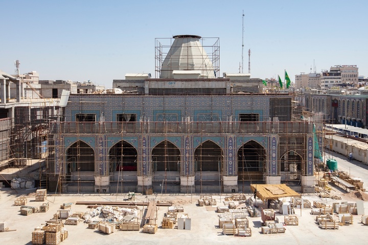 کاشی‌کاری صحن حضرت زینب(س) با همت استادکاران ایرانی
