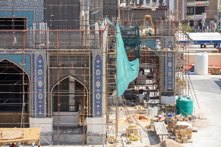 کاشی‌کاری صحن حضرت زینب(س) با همت استادکاران ایرانی