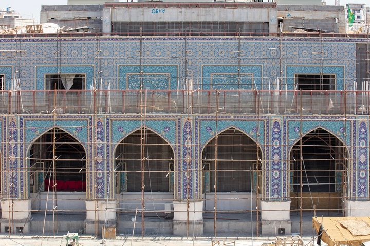 کاشی‌کاری صحن حضرت زینب(س) با همت استادکاران ایرانی
