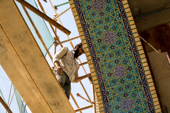 کاشی‌کاری صحن حضرت زینب(س) با همت استادکاران ایرانی
