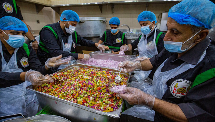 توزیع ۴۰۰ هزار وعده غذایی میان زائران در کربلای معلی