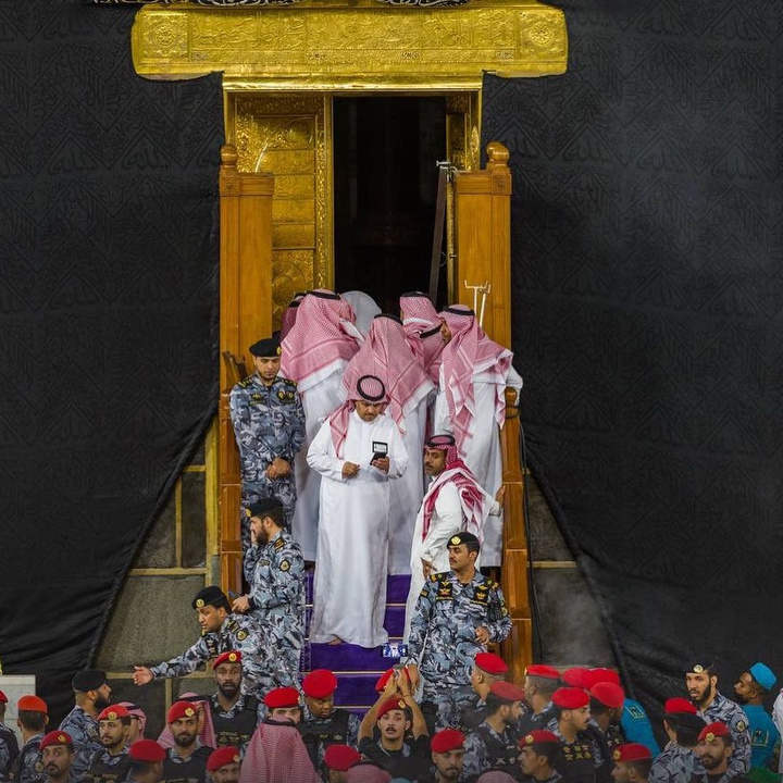 ورودی کعبه باز و خانه خدا غبارروبی شد