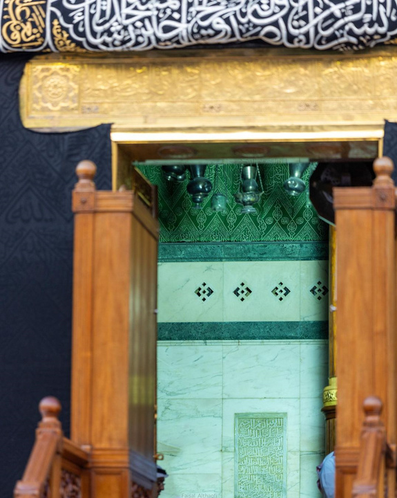 ورودی کعبه باز و خانه خدا غبارروبی شد