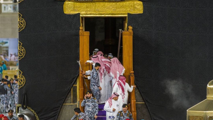 ورودی کعبه باز و خانه خدا غبارروبی شد