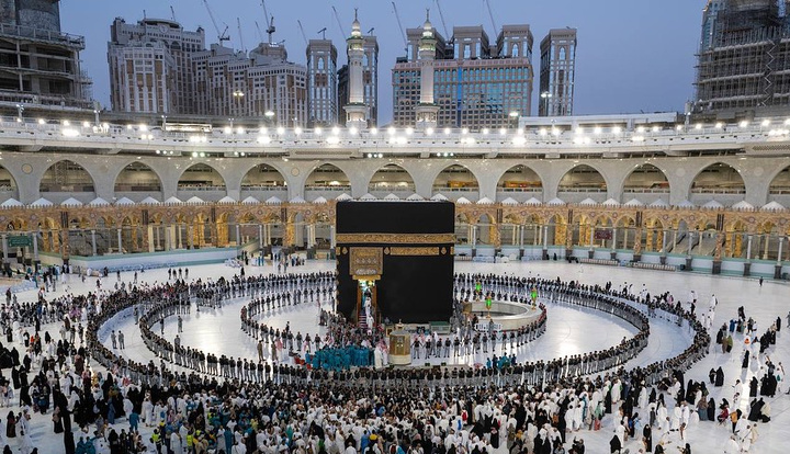 ورودی کعبه باز و خانه خدا غبارروبی شد