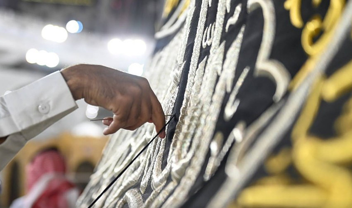 ورودی کعبه باز و خانه خدا غبارروبی شد