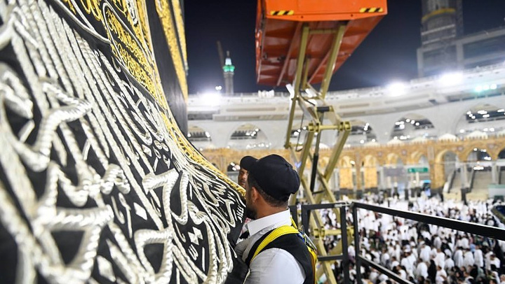 ورودی کعبه باز و خانه خدا غبارروبی شد