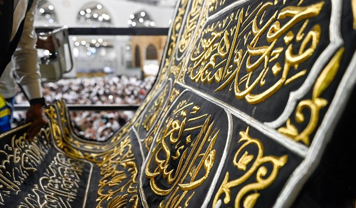 ورودی کعبه باز و خانه خدا غبارروبی شد