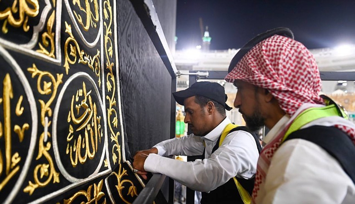 ورودی کعبه باز و خانه خدا غبارروبی شد