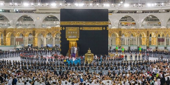 ورودی کعبه باز و خانه خدا غبارروبی شد