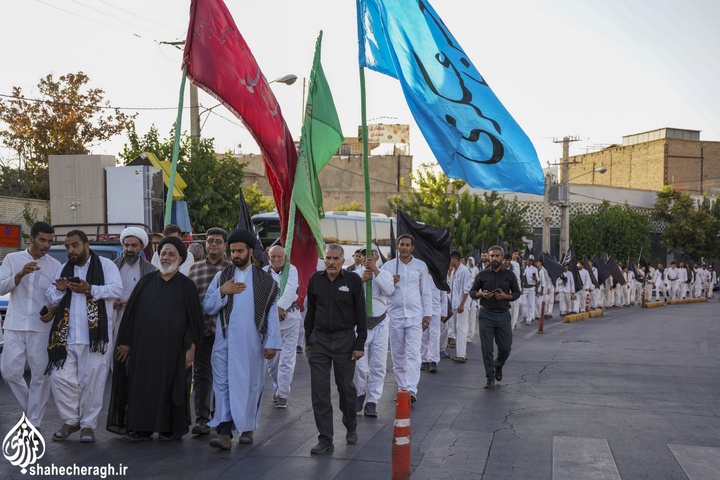 تشرف کاروان پیاده زیارتی حضرت شاهچراغ(ع) به حرم مطهر