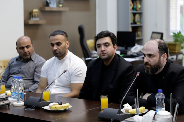 اهدای مدال قهرمانی قویترین مردان جهان ۲۰۲۳ به موزه آستان قدس رضوی