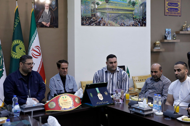 اهدای مدال قهرمانی قویترین مردان جهان ۲۰۲۳ به موزه آستان قدس رضوی