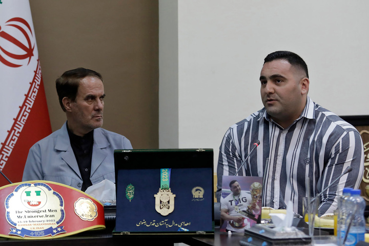 اهدای مدال قهرمانی قویترین مردان جهان ۲۰۲۳ به موزه آستان قدس رضوی