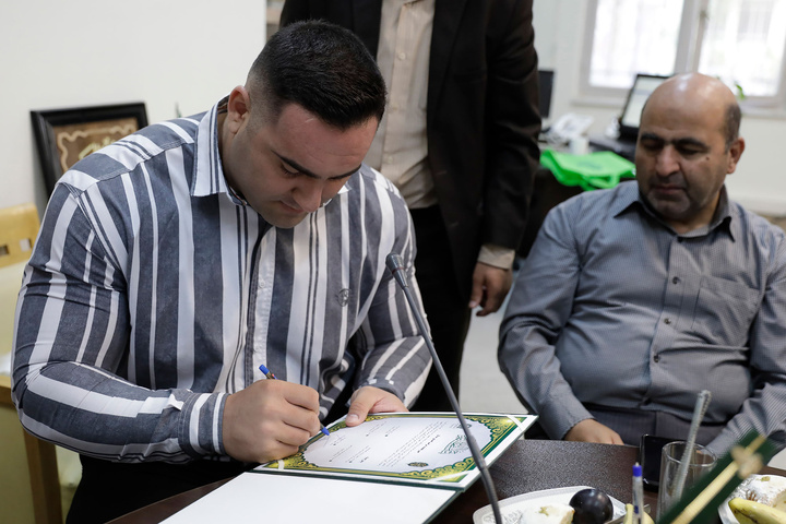 اهدای مدال قهرمانی قویترین مردان جهان ۲۰۲۳ به موزه آستان قدس رضوی