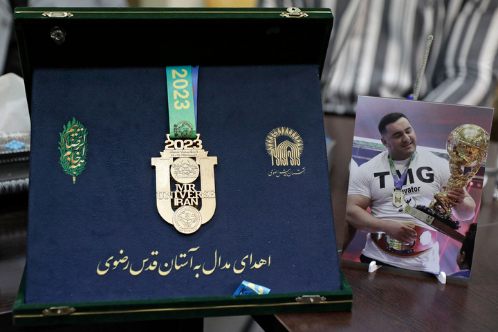 فرج نجاد يهدي ميدالية بطولة أقوی رجل في العالم لمتحف العتبة الرضوية المقدسة
