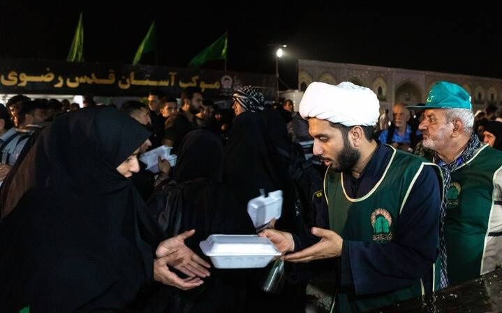 العتبة الرضوية المقدسة تقدم ۷۰۰۰۰۰ وجبة غذائية في حدود مهران للزائرين  العتبة الرضوية المقدسة تقدم ۷۰۰۰۰۰ وجبة غذائية في حدود مهران للزائرين