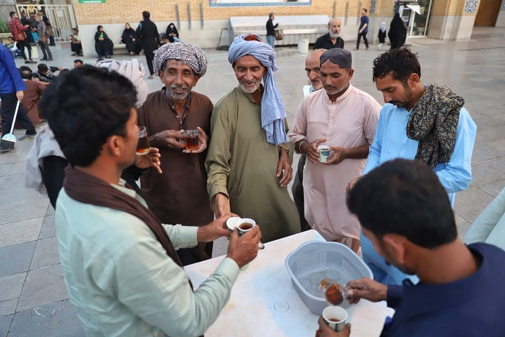 فعالیت چایخانه حرم حضرت معصومه(س) در میزبانی از زائران