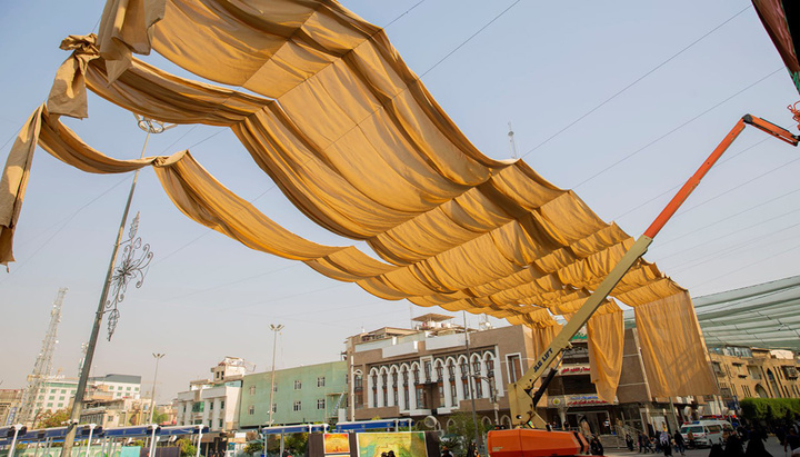 نصب آفتابگیرهایی در فضای اطراف حرم مطهر حسینی