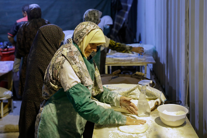 خدمت‌رسانی خدام حرم مطهر رضوی به زائران اربعین حسینی در کاظمین