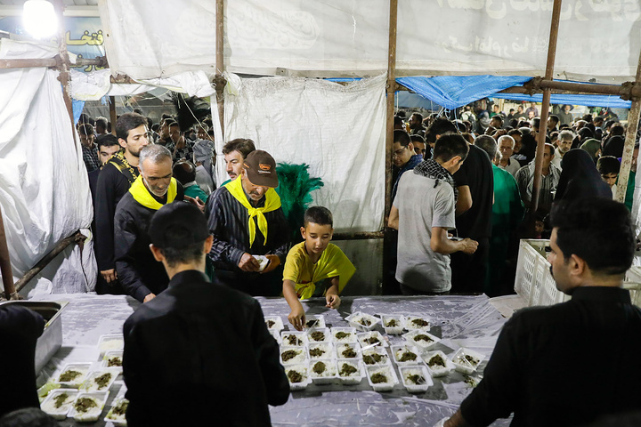 خدمت‌رسانی خدام حرم مطهر رضوی به زائران اربعین حسینی در کاظمین