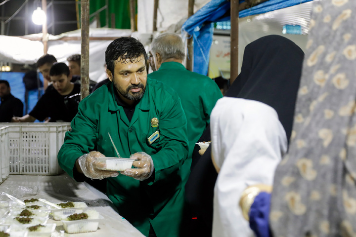 خدمت‌رسانی خدام حرم مطهر رضوی به زائران اربعین حسینی در کاظمین