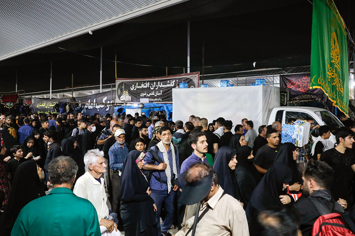 خدمت‌رسانی خدام حرم مطهر رضوی به زائران اربعین حسینی در کاظمین