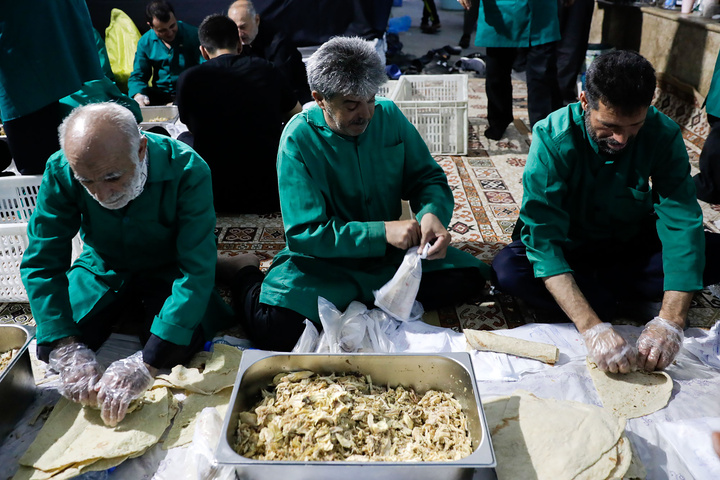 خدمت‌رسانی خدام حرم مطهر رضوی به زائران اربعین حسینی در کاظمین