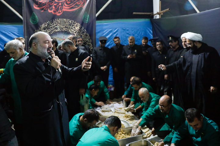 خدمت‌رسانی خدام حرم مطهر رضوی به زائران اربعین حسینی در کاظمین