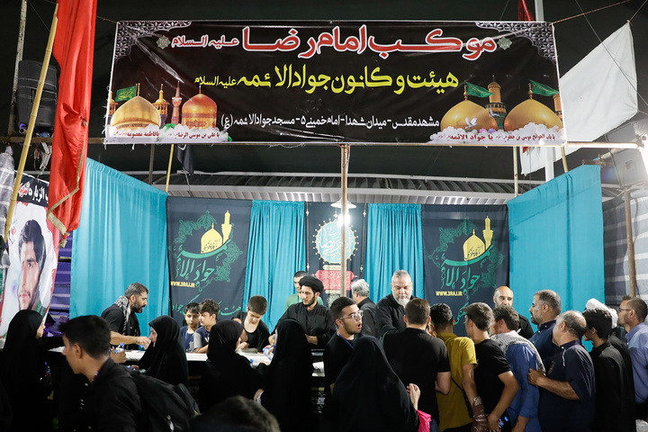 خدمت‌رسانی خدام حرم مطهر رضوی به زائران اربعین حسینی در کاظمین