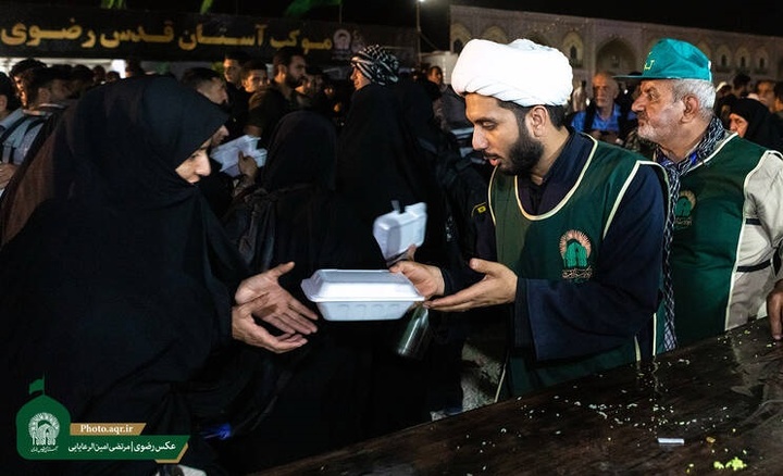 Imam Reza shrine servants from Bushehr provide services to pilgrims on Shalamcheh border crossing Imam Reza shrine servants from Bushehr provide services to pilgrims on Shalamcheh border crossing