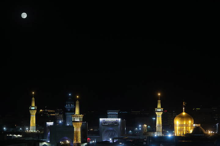 بزرگترین ماه کامل سال ۱۴۰۲ در حرم مطهر رضوی