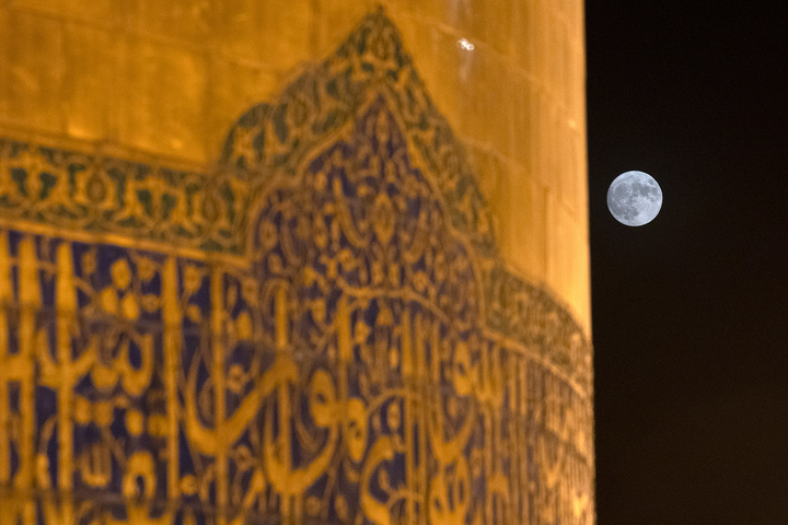 بزرگترین ماه کامل سال ۱۴۰۲ در حرم مطهر رضوی