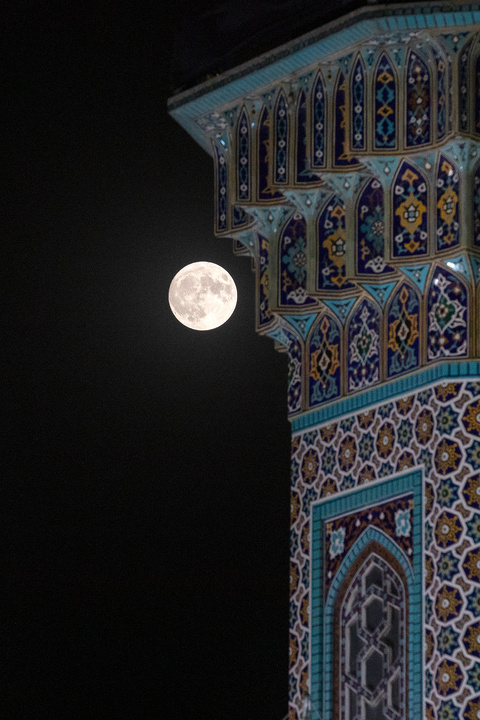 بزرگترین ماه کامل سال ۱۴۰۲ در حرم مطهر رضوی