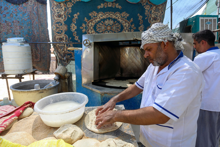 خدمت رسانی به زائران اربعین حسینی در مسیر نجف به کربلا