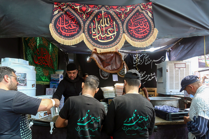 خدمت رسانی به زائران اربعین حسینی در مسیر نجف به کربلا