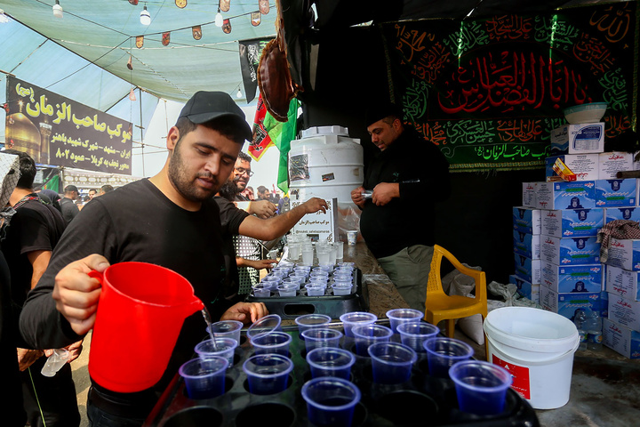خدمت رسانی به زائران اربعین حسینی در مسیر نجف به کربلا