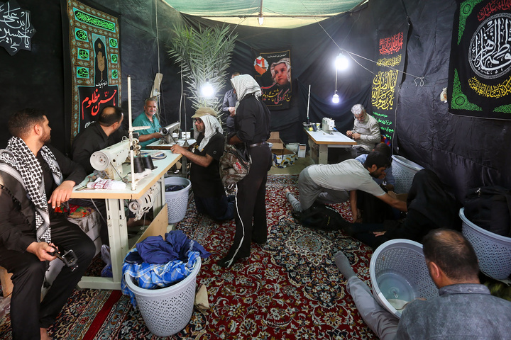 خدمت رسانی به زائران اربعین حسینی در مسیر نجف به کربلا