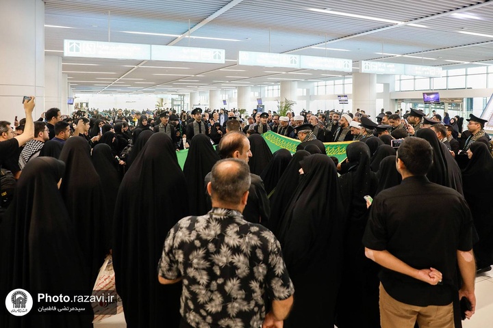 Arbaeen pilgrims welcome Razavi servants in Iraq