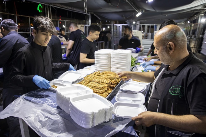 توزیع روزانه بیش از ۵۰۰۰ پرس غذا میان زائران اربعین توسط موکب عشاق الکفیل