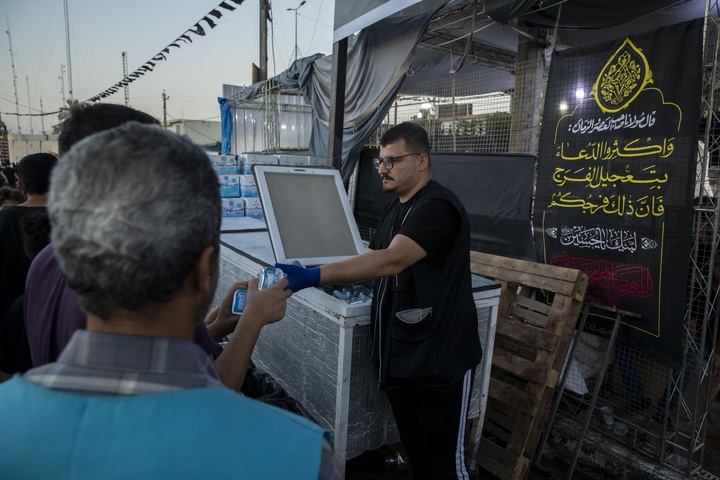 توزیع روزانه بیش از ۵۰۰۰ پرس غذا میان زائران اربعین توسط موکب عشاق الکفیل