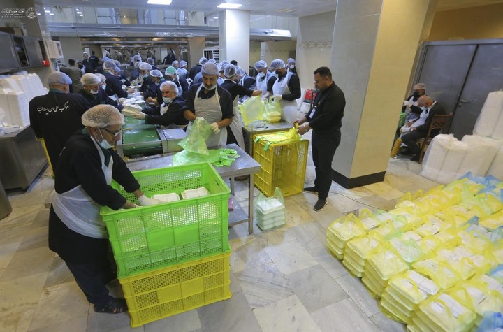 توزیع روزانه بیش از ۷۵۰۰۰ وعده غذایی در زائرسرای مرکزی آستان مقدس علوی