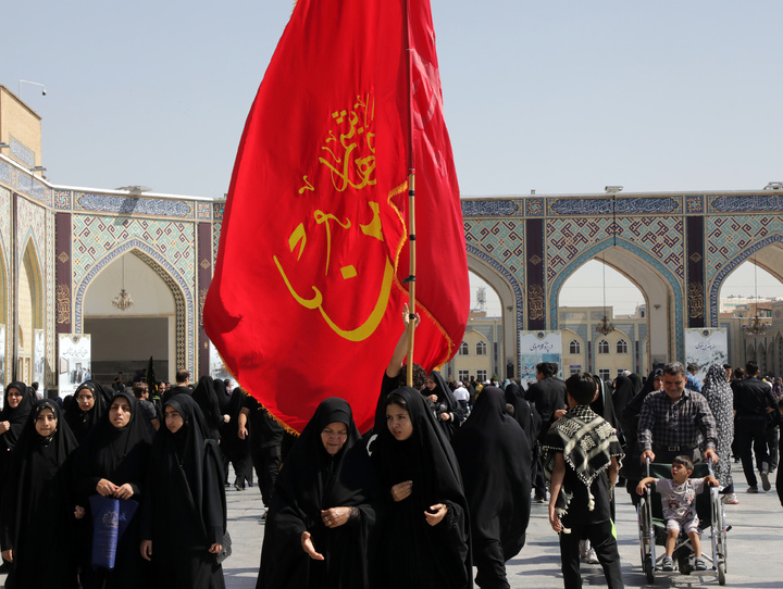 عزاداری جاماندگان "اربعیــن حسینــی" درحرم مطهر رضوی