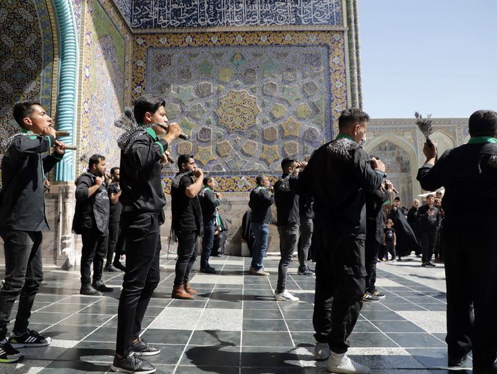 عزاداری جاماندگان "اربعیــن حسینــی" درحرم مطهر رضوی